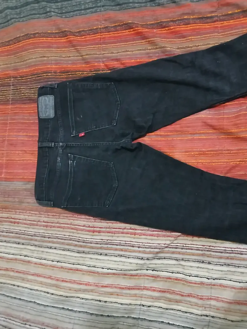 Jeans negros Levi's para hombre en buen estado - 2