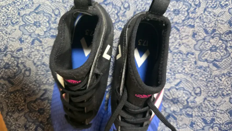 Zapatillas de fútbol Adidas negras y azules - 1