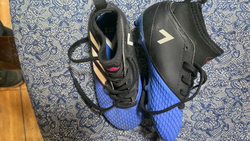 Zapatillas de fútbol Adidas negras y azules - 2