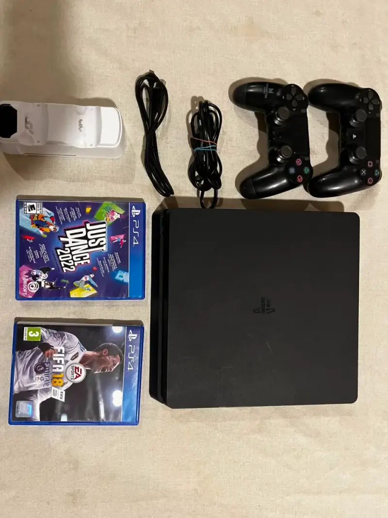 Consola PS4 con dos juegos y accesorios