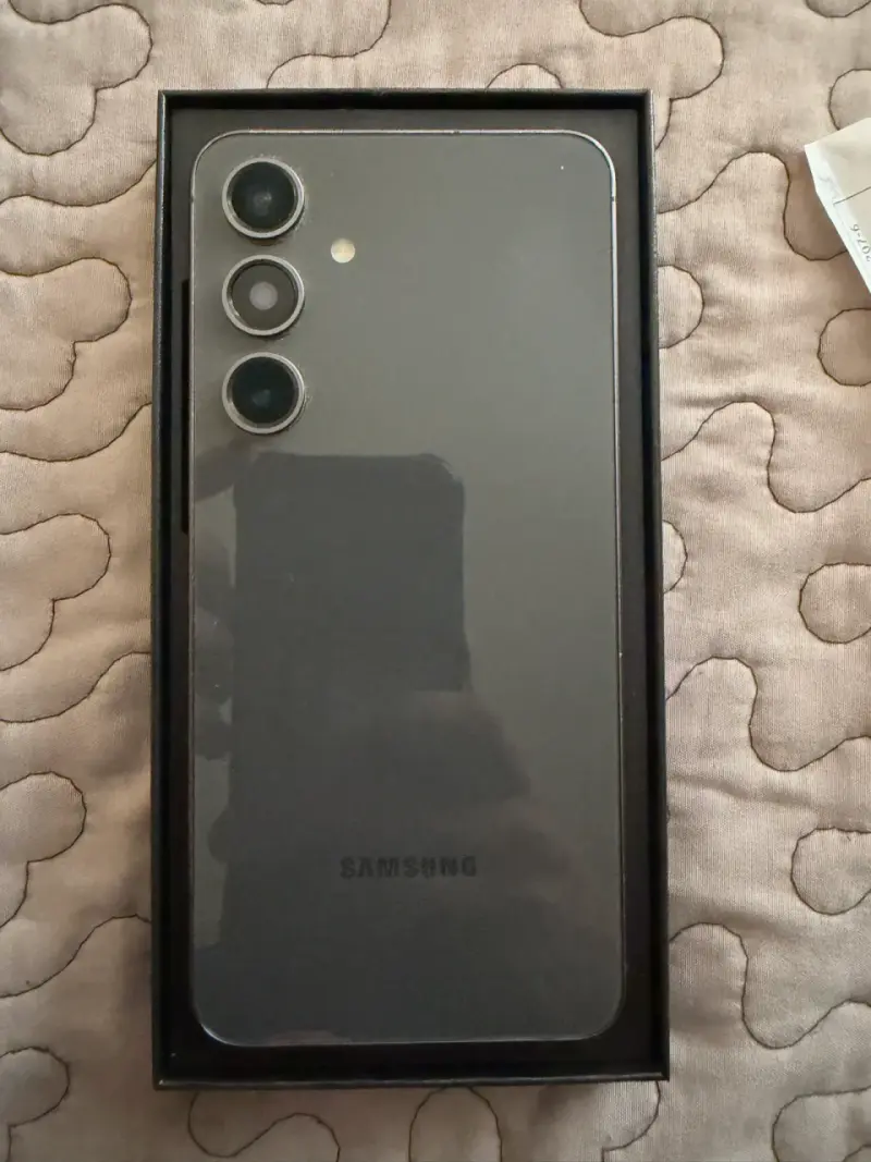 Samsung Galaxy S24 FE con caja y accesorios - 3