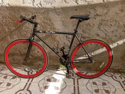 Bicicleta Urbana Negra con Llantas Rojas - miniatura 1