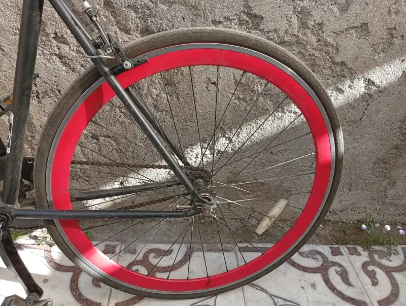 Bicicleta Urbana Negra con Llantas Rojas - 4