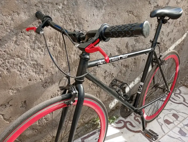 Bicicleta Urbana Negra con Llantas Rojas - 5