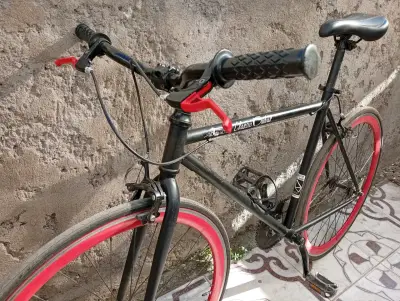 Bicicleta Urbana Negra con Llantas Rojas - miniatura 5