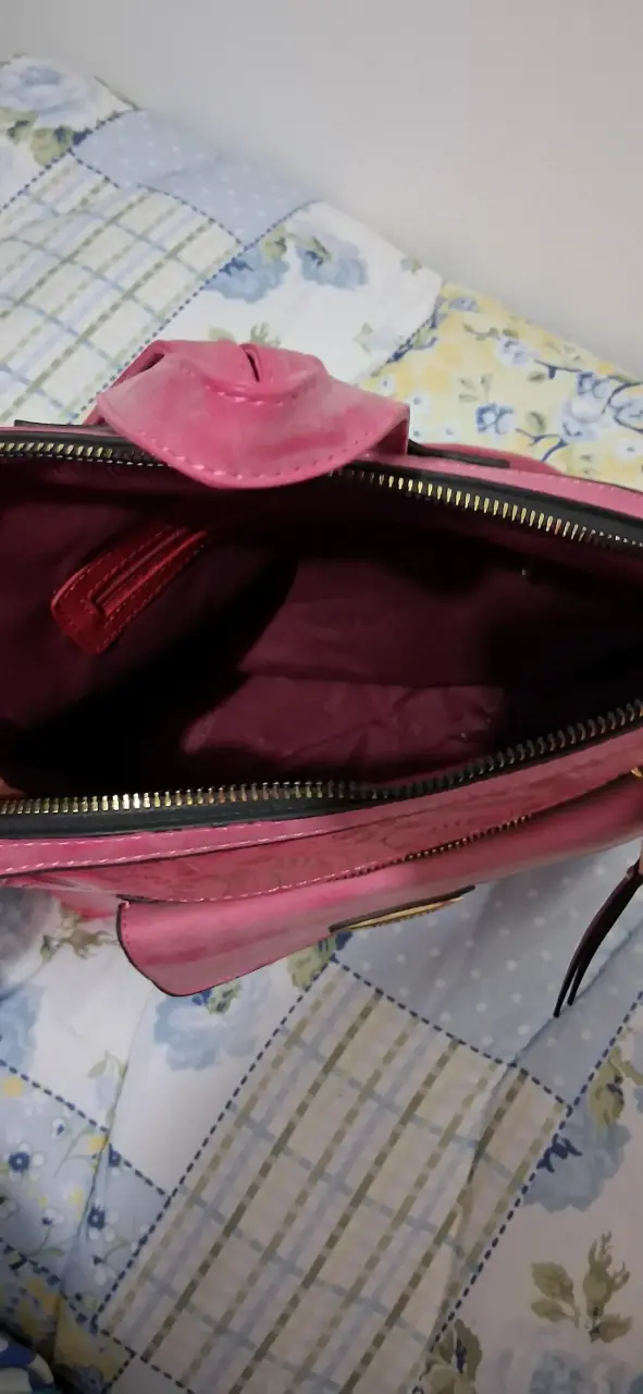 Mochila de cuero rosa con diseño floral - 3