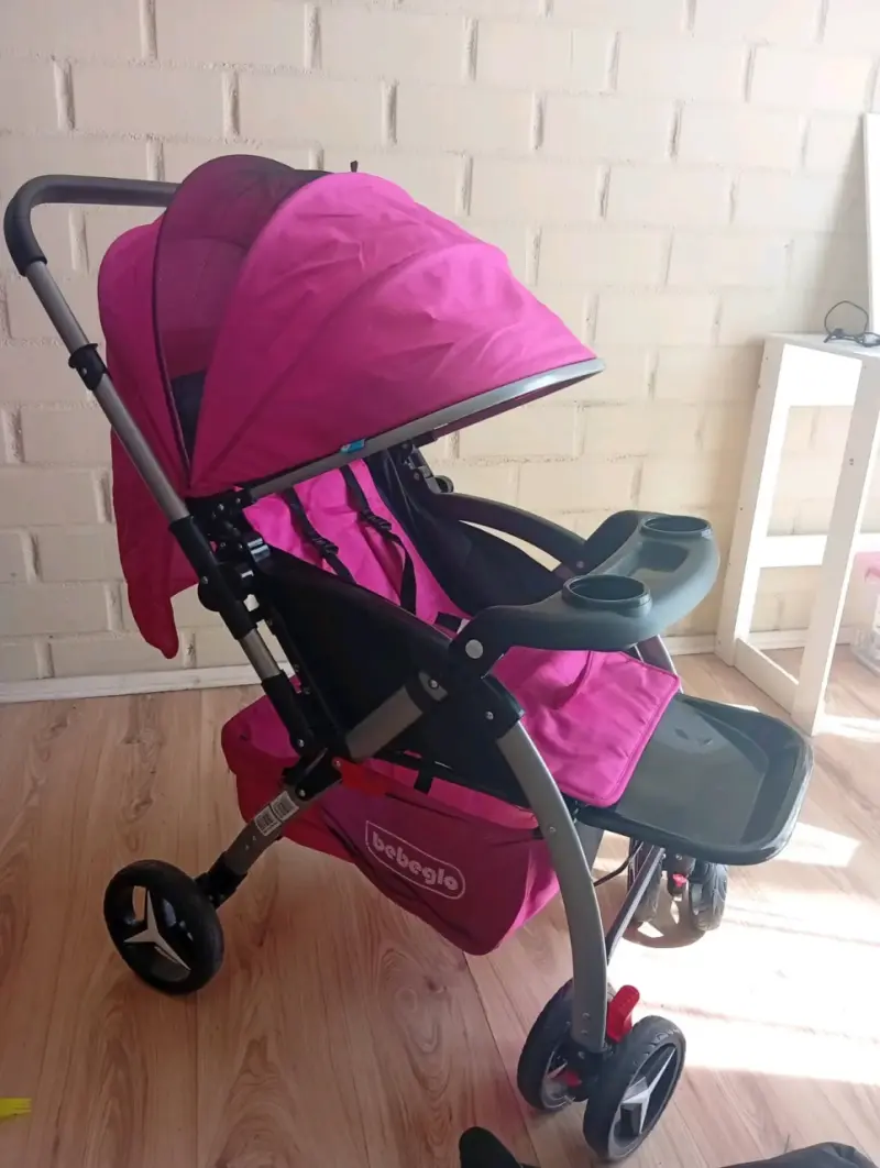 Coche de bebé rosa con bandeja Bebeglo - 1