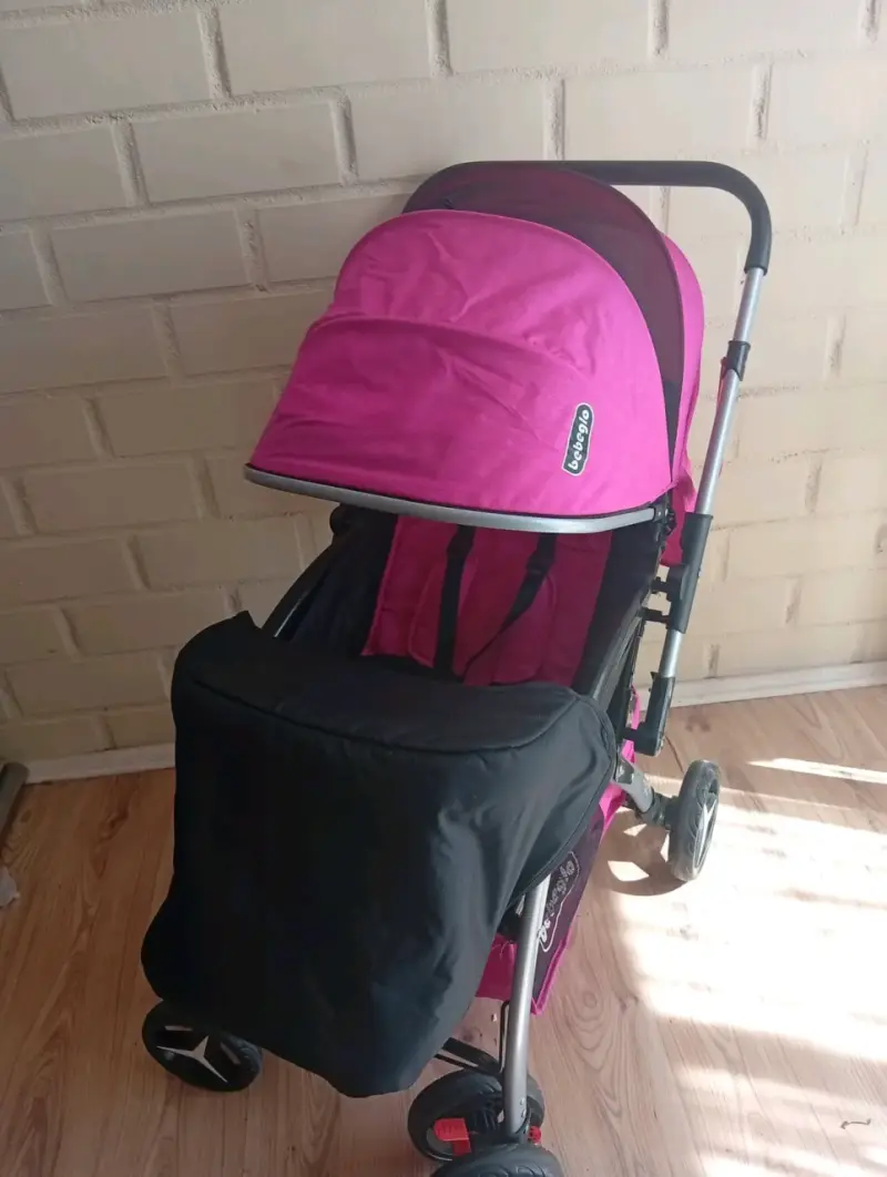 Coche de bebé rosa con bandeja Bebeglo - 2