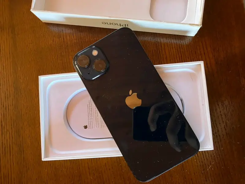 iPhone 13 en buen estado con caja original - 1