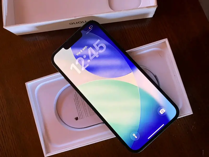 iPhone 13 en buen estado con caja original - 2
