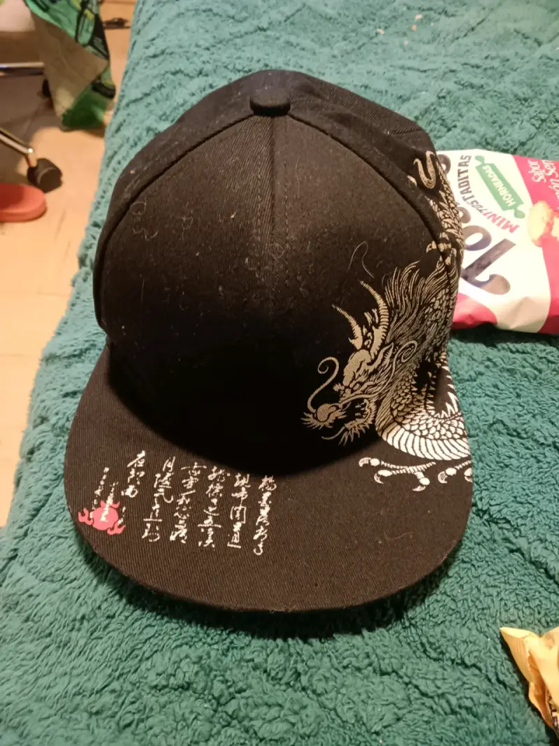 Gorra negra con diseño de dragón oriental - 1