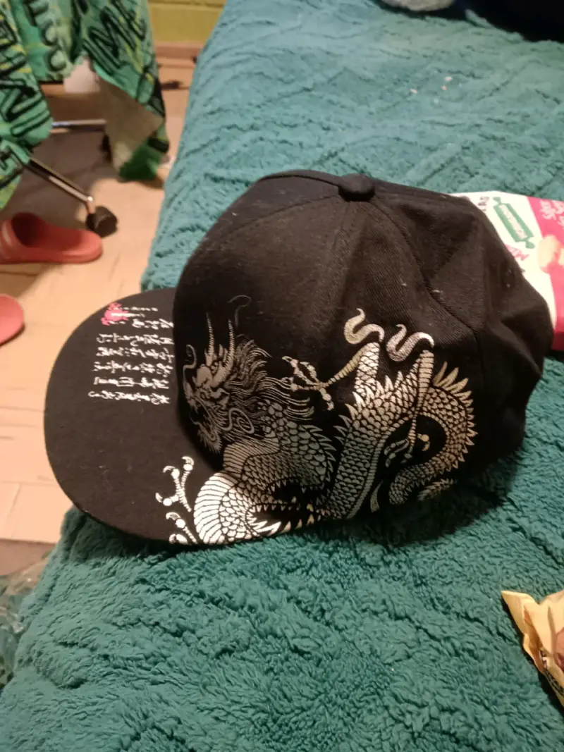 Gorra negra con diseño de dragón oriental - 2