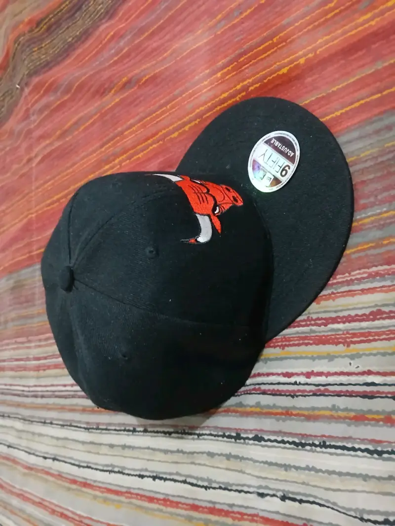 Gorra negra con logo bordado - 1
