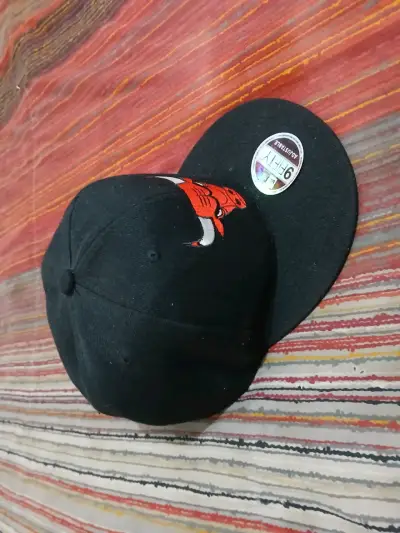 Gorra negra con logo bordado - miniatura 1