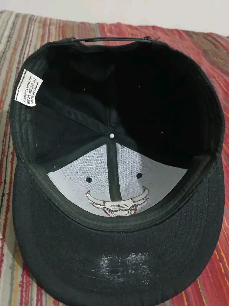 Gorra negra con logo bordado - 2