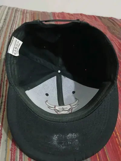 Gorra negra con logo bordado - miniatura 2