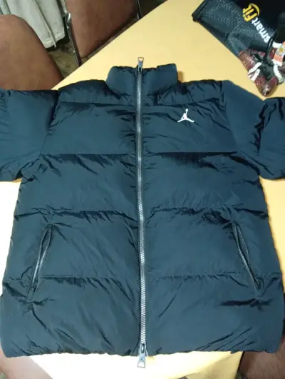 Chaqueta acolchada negra Jordan para hombre - miniatura 1