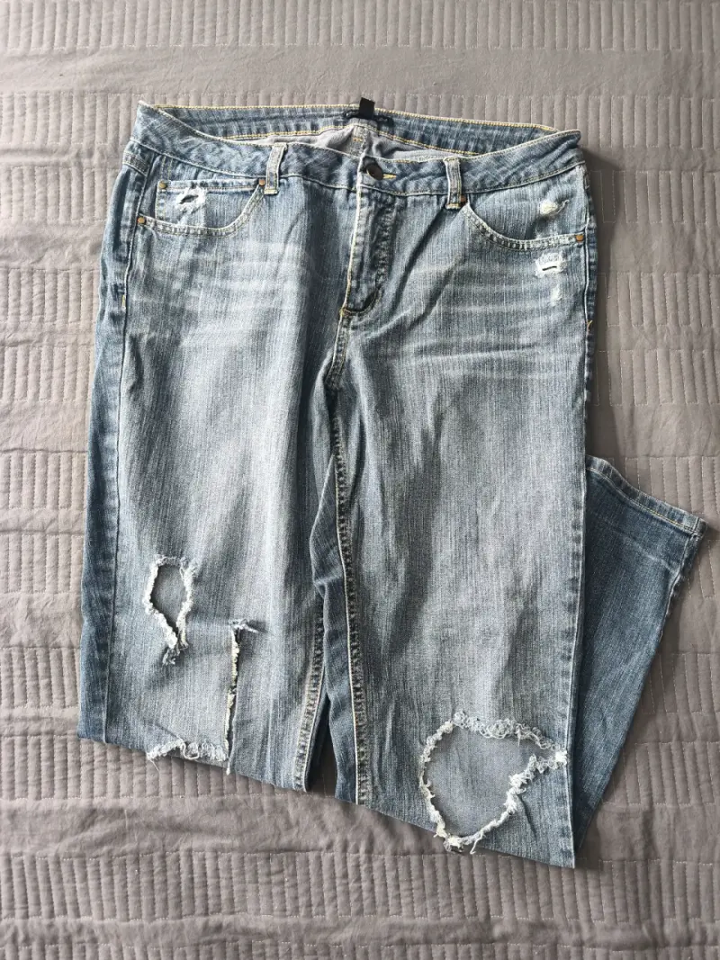 Jeans desgastados de mezclilla azul claro