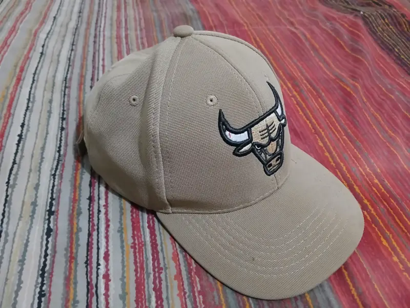 Gorra beige con logo de toro bordado - 1