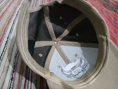 Gorra beige con logo de toro bordado - miniatura 2