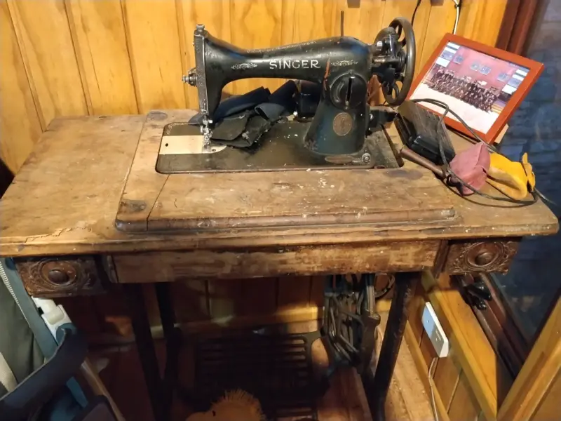 Máquina de Coser Antigua Singer con Mesa de Madera