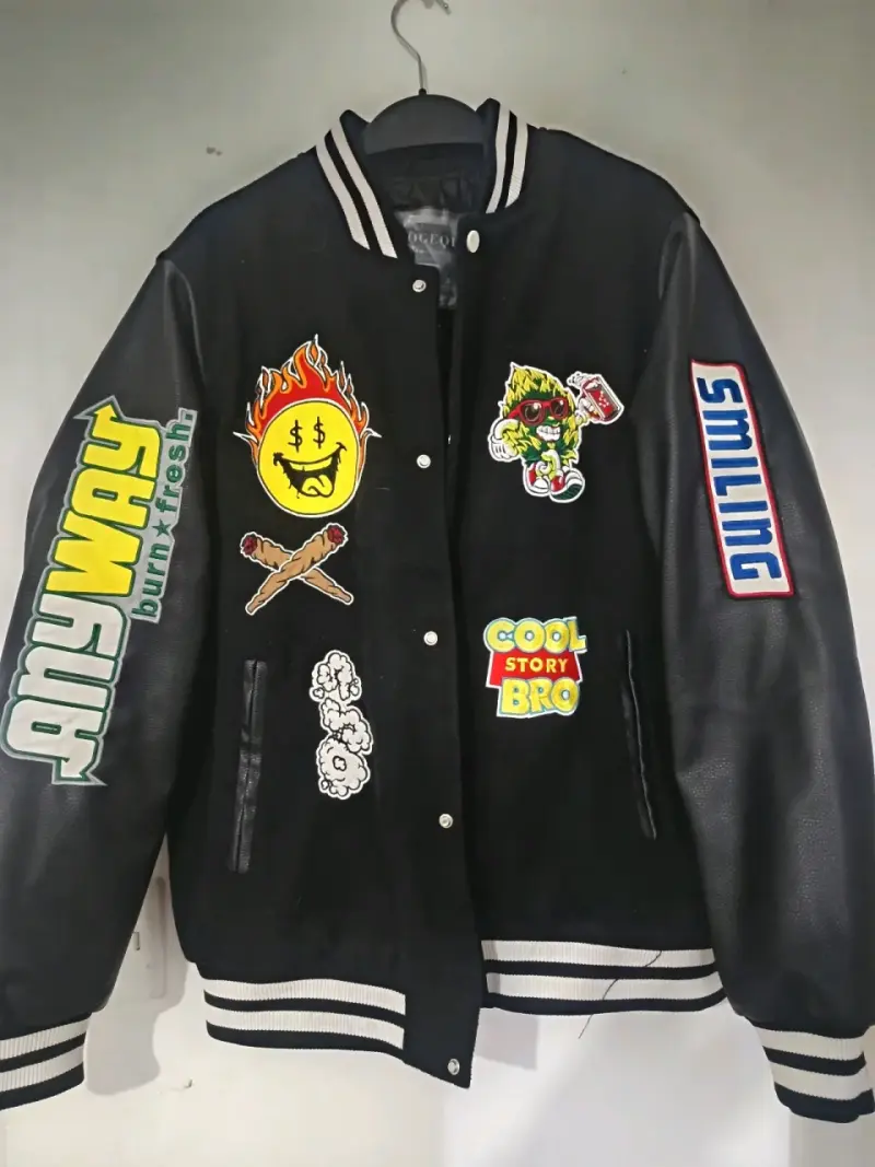 Chaqueta varsity negra con parches coloridos