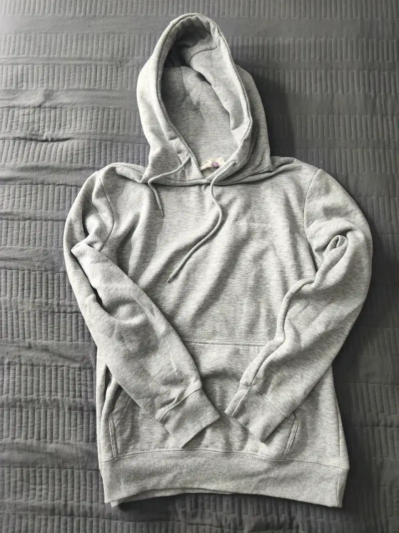 Polerón gris con capucha