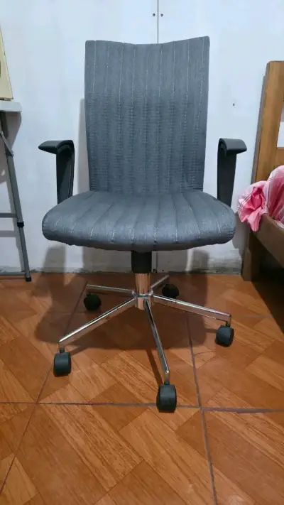 Silla de oficina gris con ruedas ajustable - miniatura 1