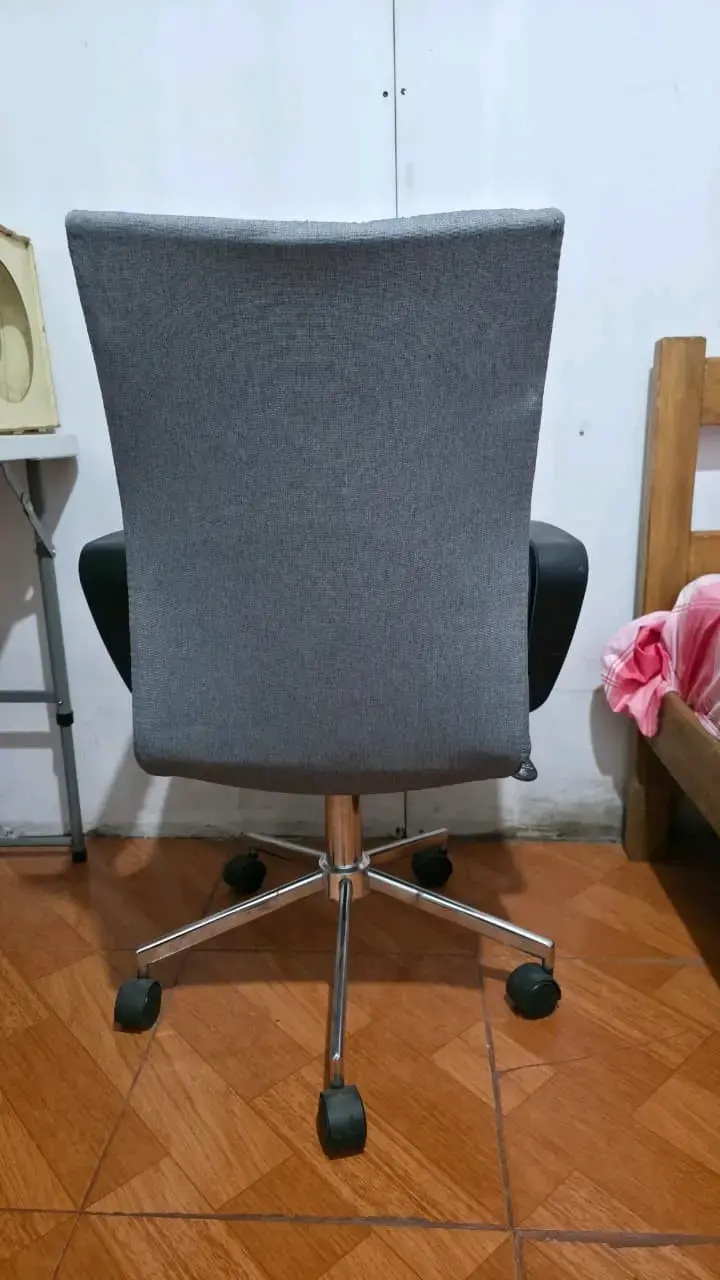 Silla de oficina gris con ruedas ajustable - 2