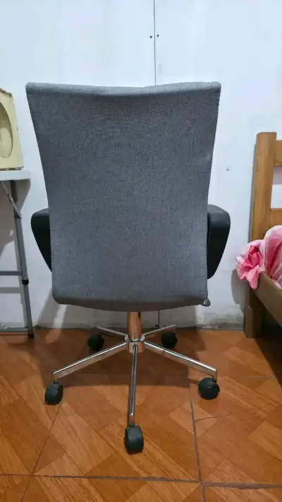 Silla de oficina gris con ruedas ajustable - miniatura 2
