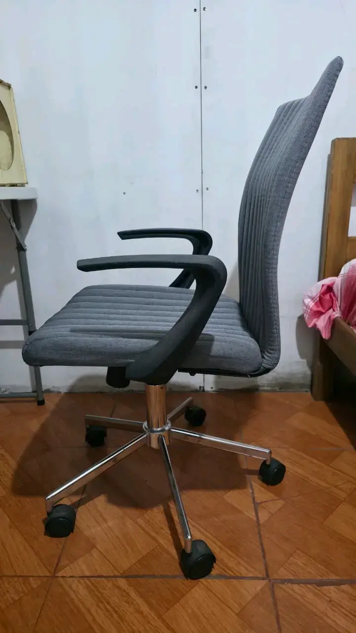 Silla de oficina gris con ruedas ajustable - 3