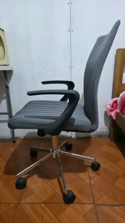 Silla de oficina gris con ruedas ajustable - miniatura 3