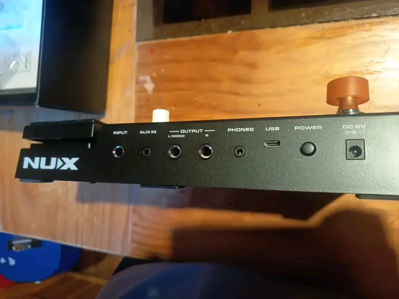 Pedal de efectos NUX MG-400 con fuente de poder - 1