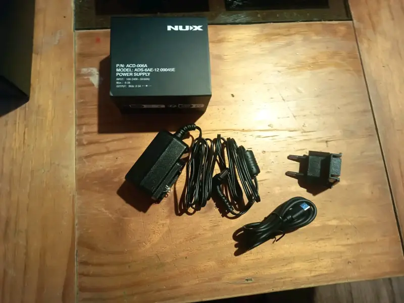 Pedal de efectos NUX MG-400 con fuente de poder - 2
