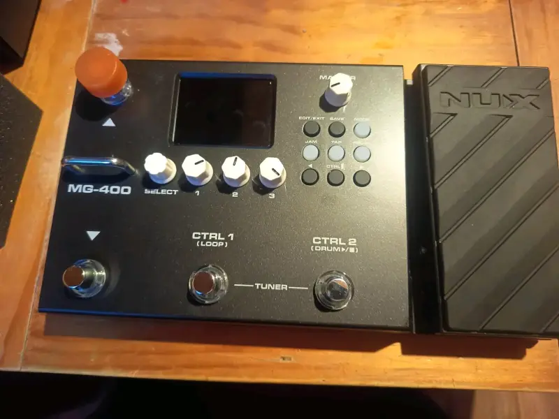 Pedal de efectos NUX MG-400 con fuente de poder - 4