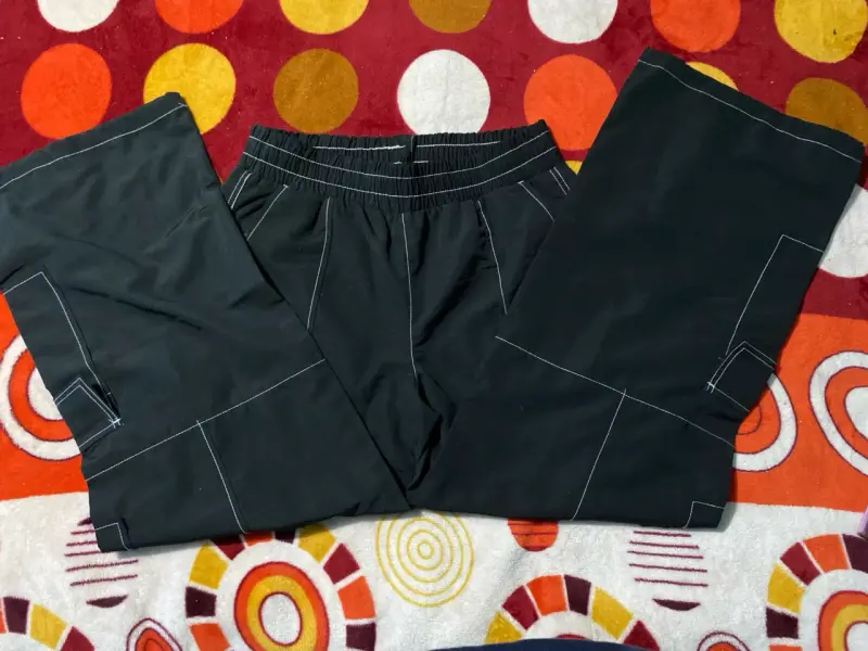 Pantalones deportivos negros con costuras blancas - 1