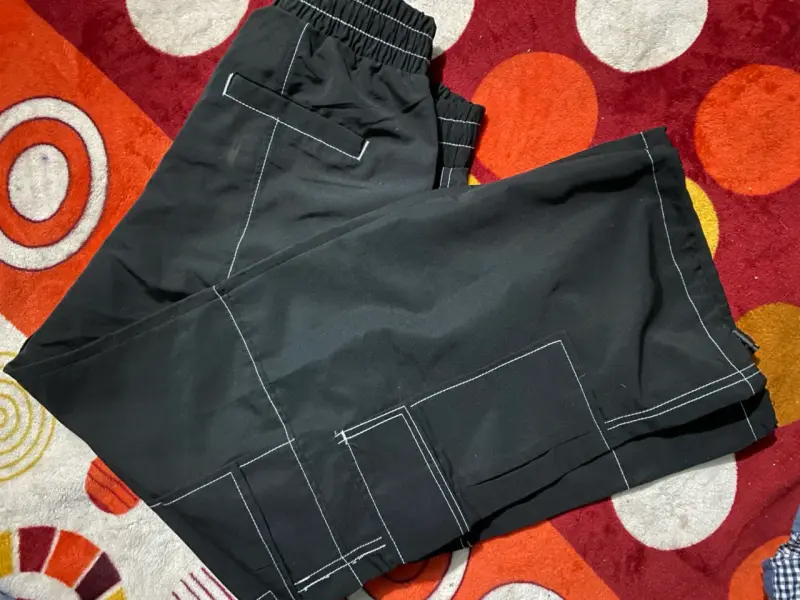Pantalones deportivos negros con costuras blancas - 2
