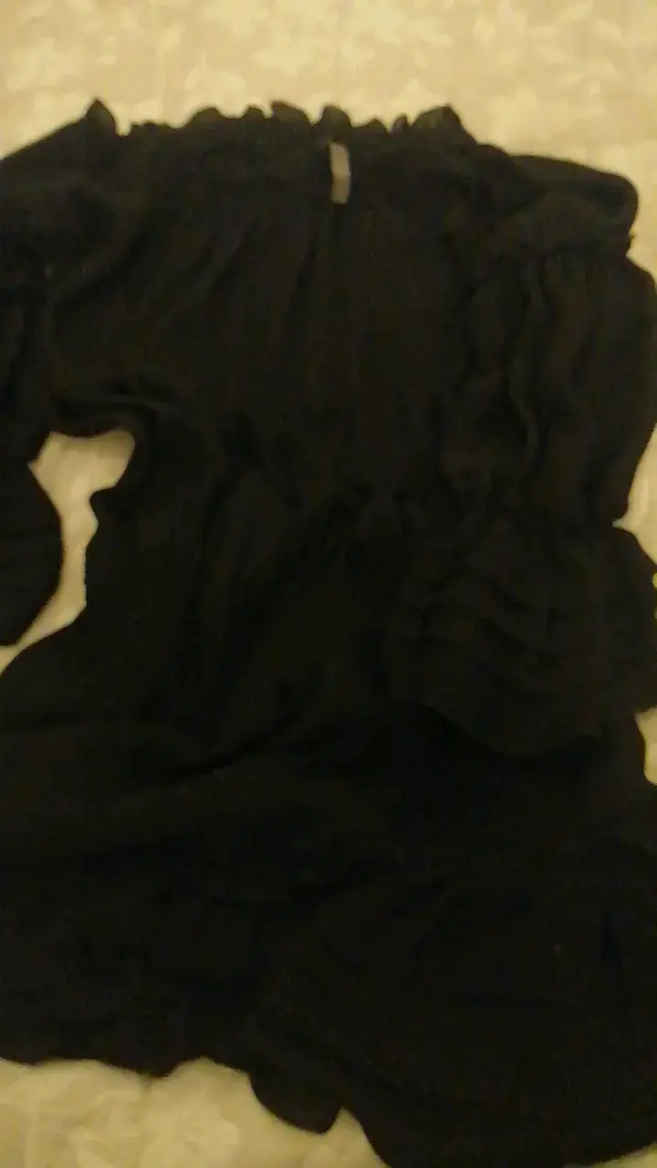 Vestido negro elegante con volantes