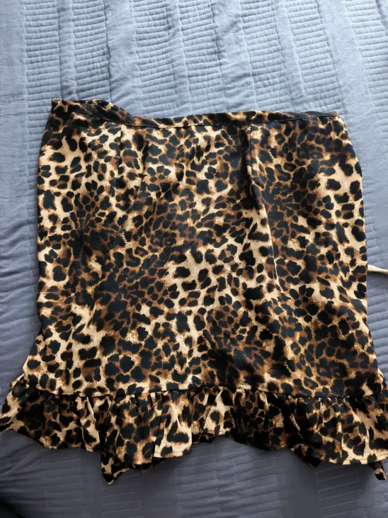 Falda corta animal print con volantes