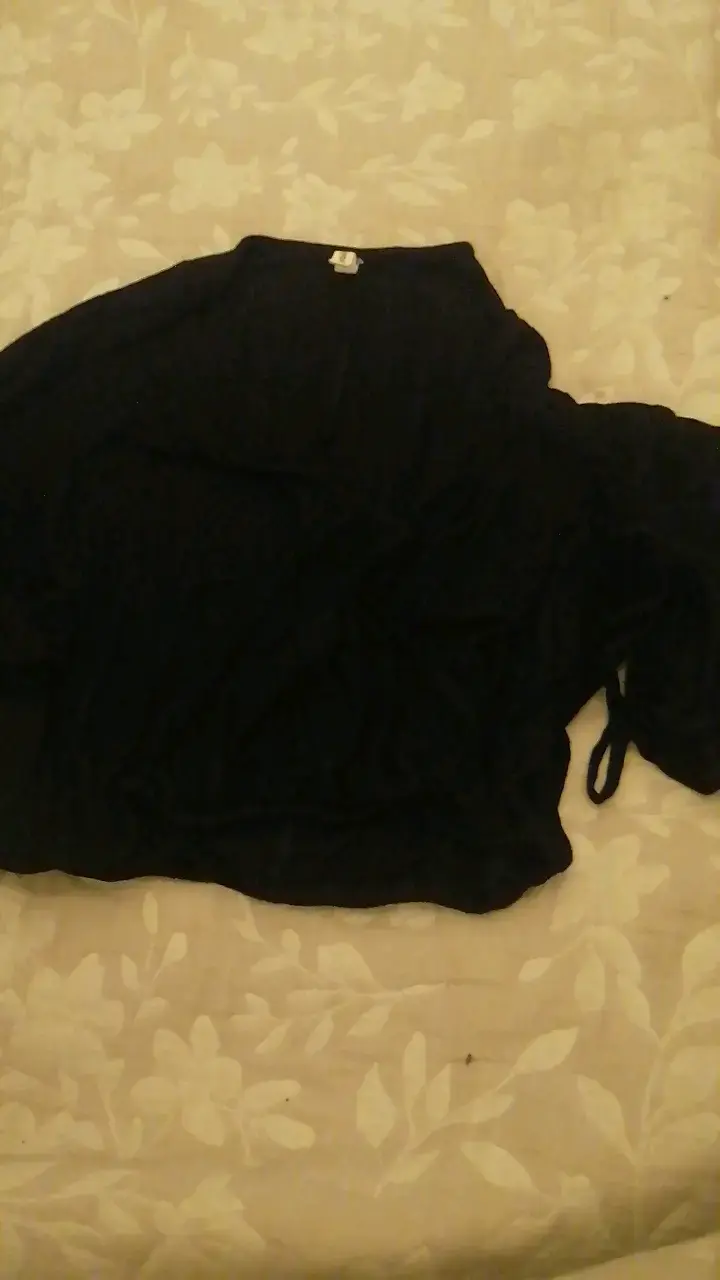 Blusa negra de media manga para mujer