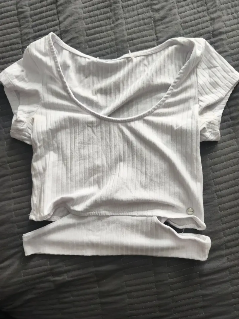 Polera blanca de algodón con diseño acanalado