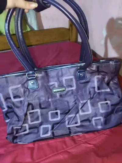 Bolso de hombro morado con diseño geométrico - miniatura 1
