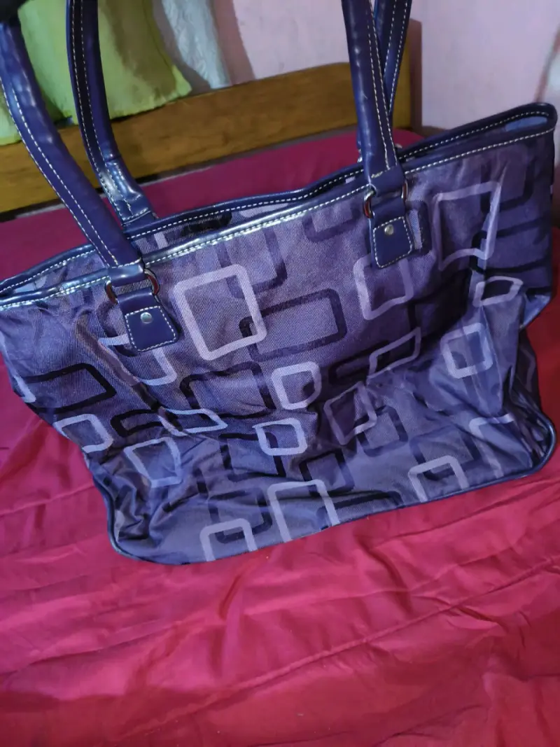 Bolso de hombro morado con diseño geométrico - 2
