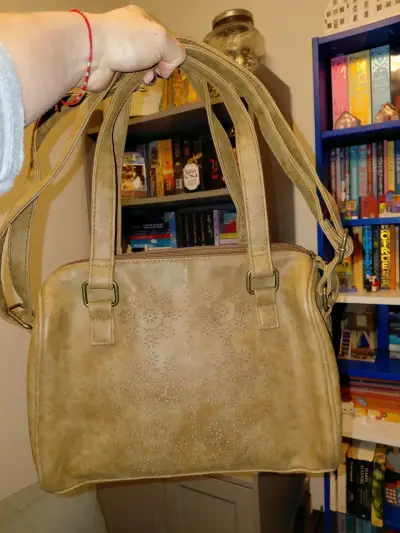 Cartera de cuero sintético beige con diseño floral - miniatura 1