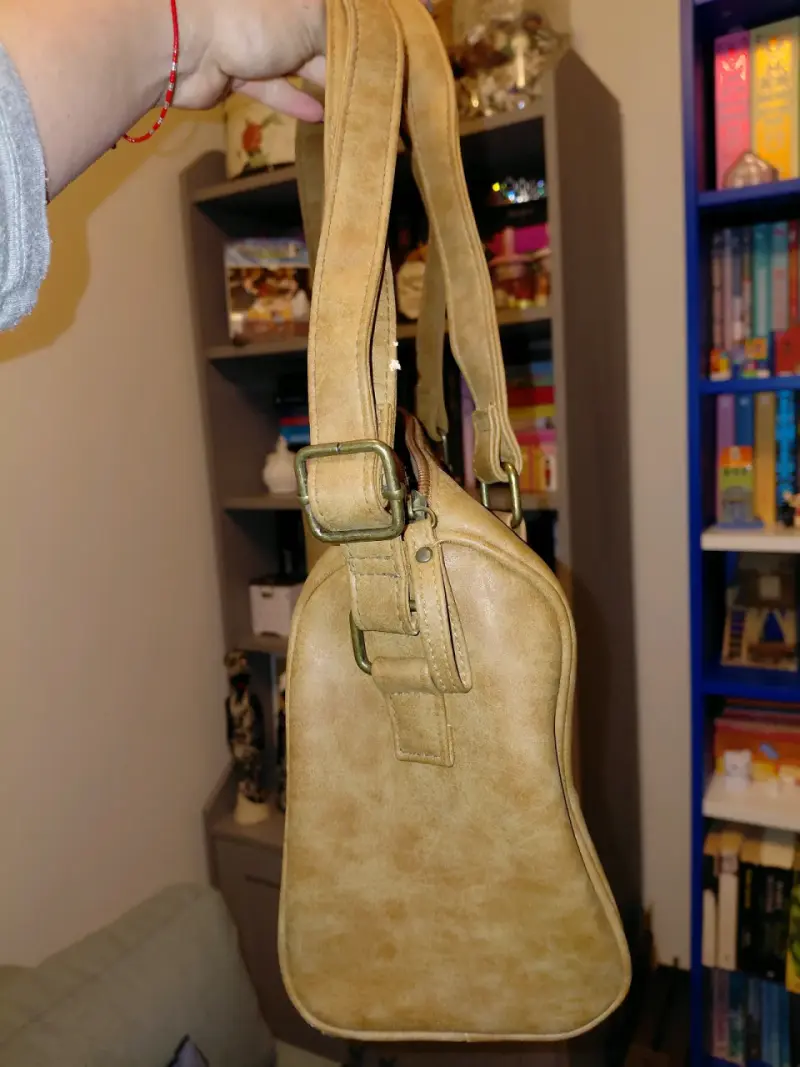 Cartera de cuero sintético beige con diseño floral - 2