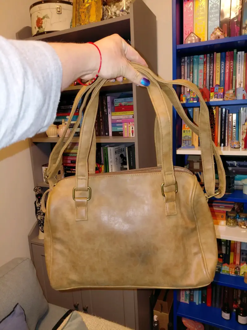 Cartera de cuero sintético beige con diseño floral - 3