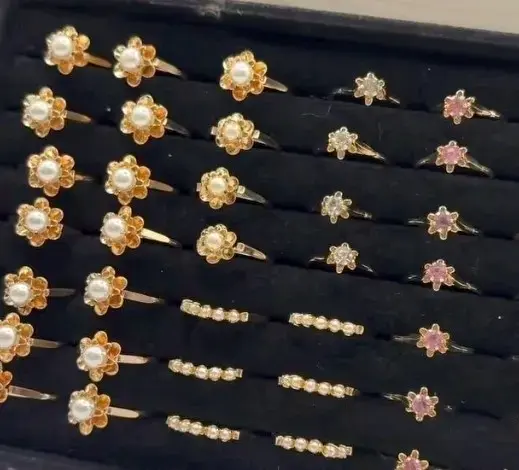 Set de anillos dorados con perlas y flores - 1