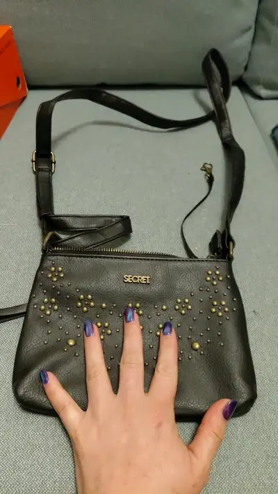 Cartera negra con tachas Secret - miniatura 1