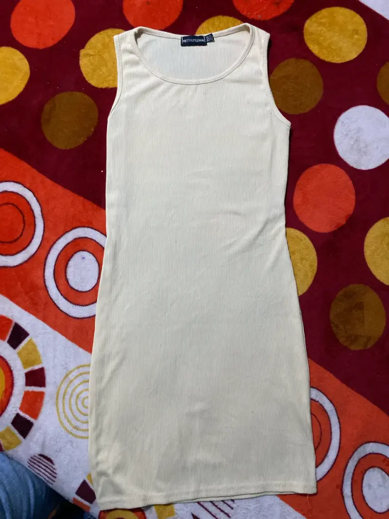Vestido sin mangas beige PrettyLittleThing - 2