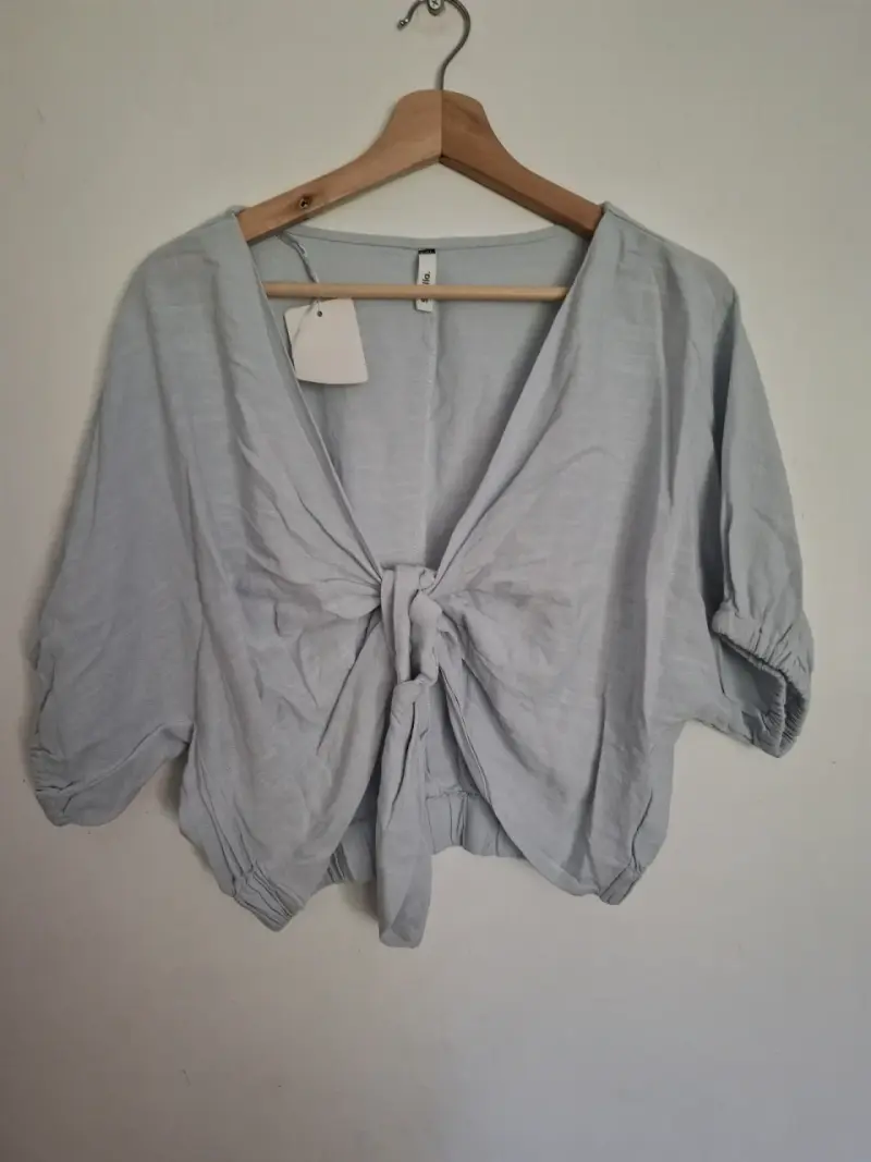 Blusa celeste con nudo frontal - 2